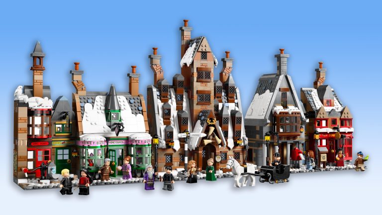 LEGO Harry Potter Villaggio di Hogsmeade, disponibile il set da collezione del 2025 con 3 regali esclusivi